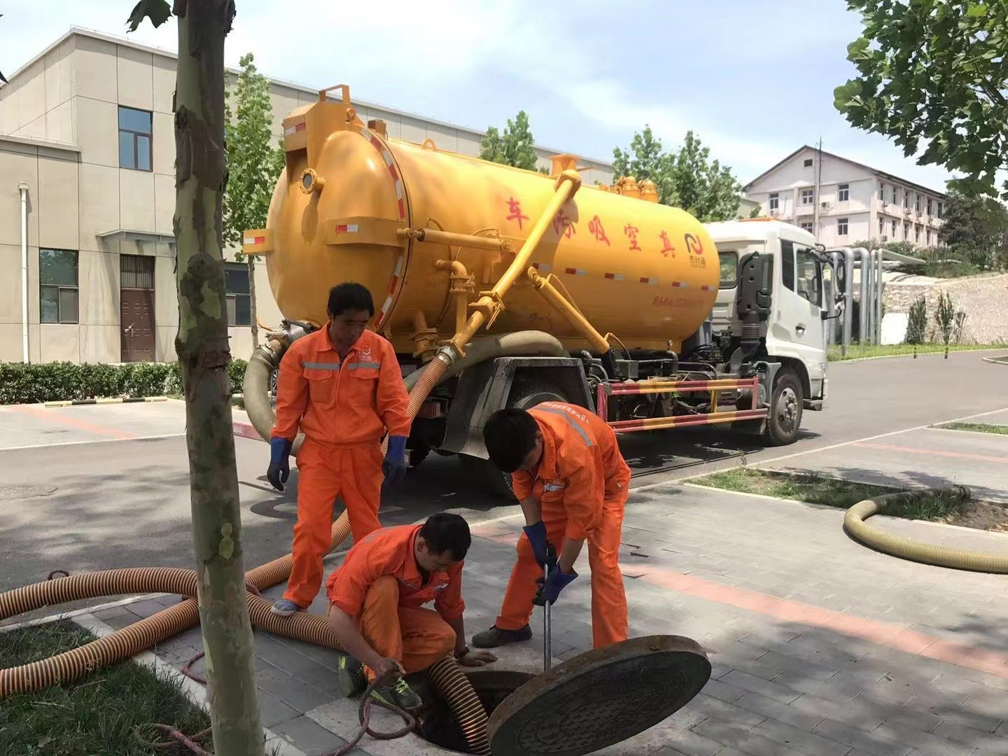 黔南管道疏通车停在窨井附近