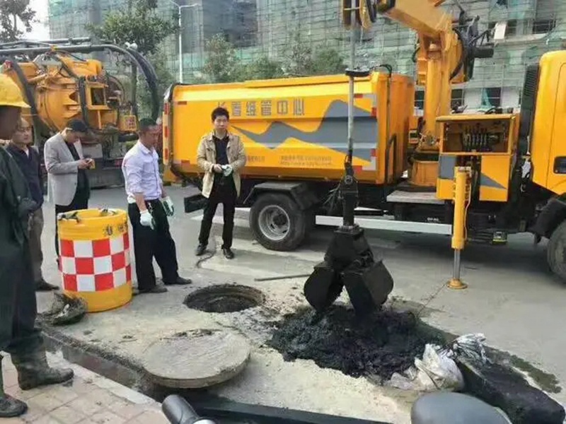 黔南街道：网格员化身“清道夫”，为民解忧疏通“堵心”化粪池