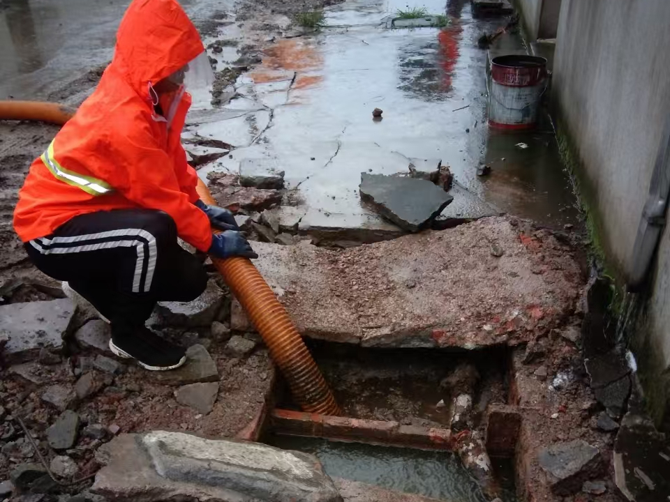 黔南专业清理污水池 炜誉市政以规范流程守护城市 “肠道”