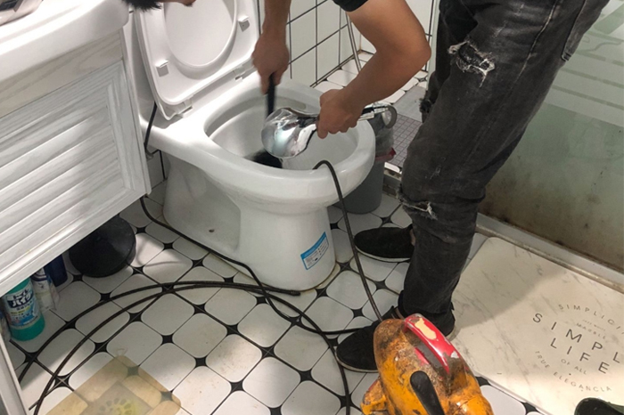 黔南马桶堵塞自己疏通还是找师傅?专业上门服务让你省时更省心